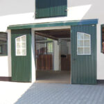 Eingang zu den Stallungen der Reitanlage Hebborner Hof