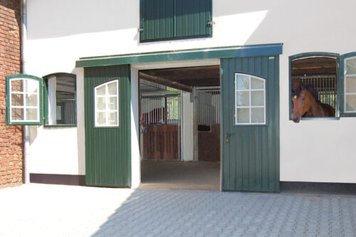 Eingang zu den Stallungen der Reitanlage Hebborner Hof