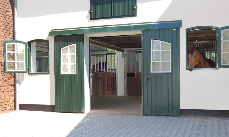 Eingang zu den Stallungen der Reitanlage Hebborner Hof