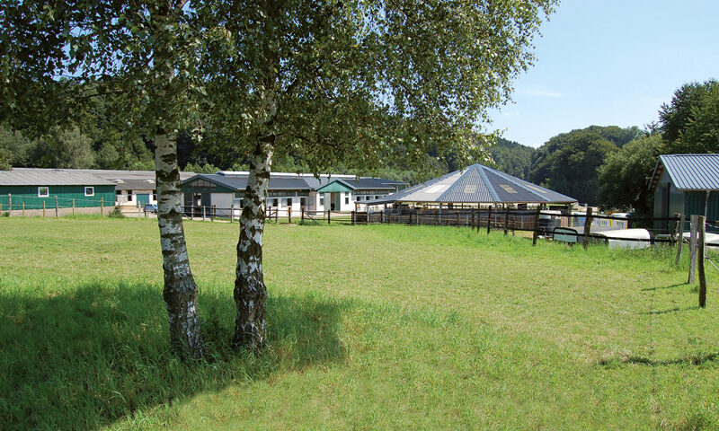 Stallgebäude der Reitanlage Hebborner Hof von außen
