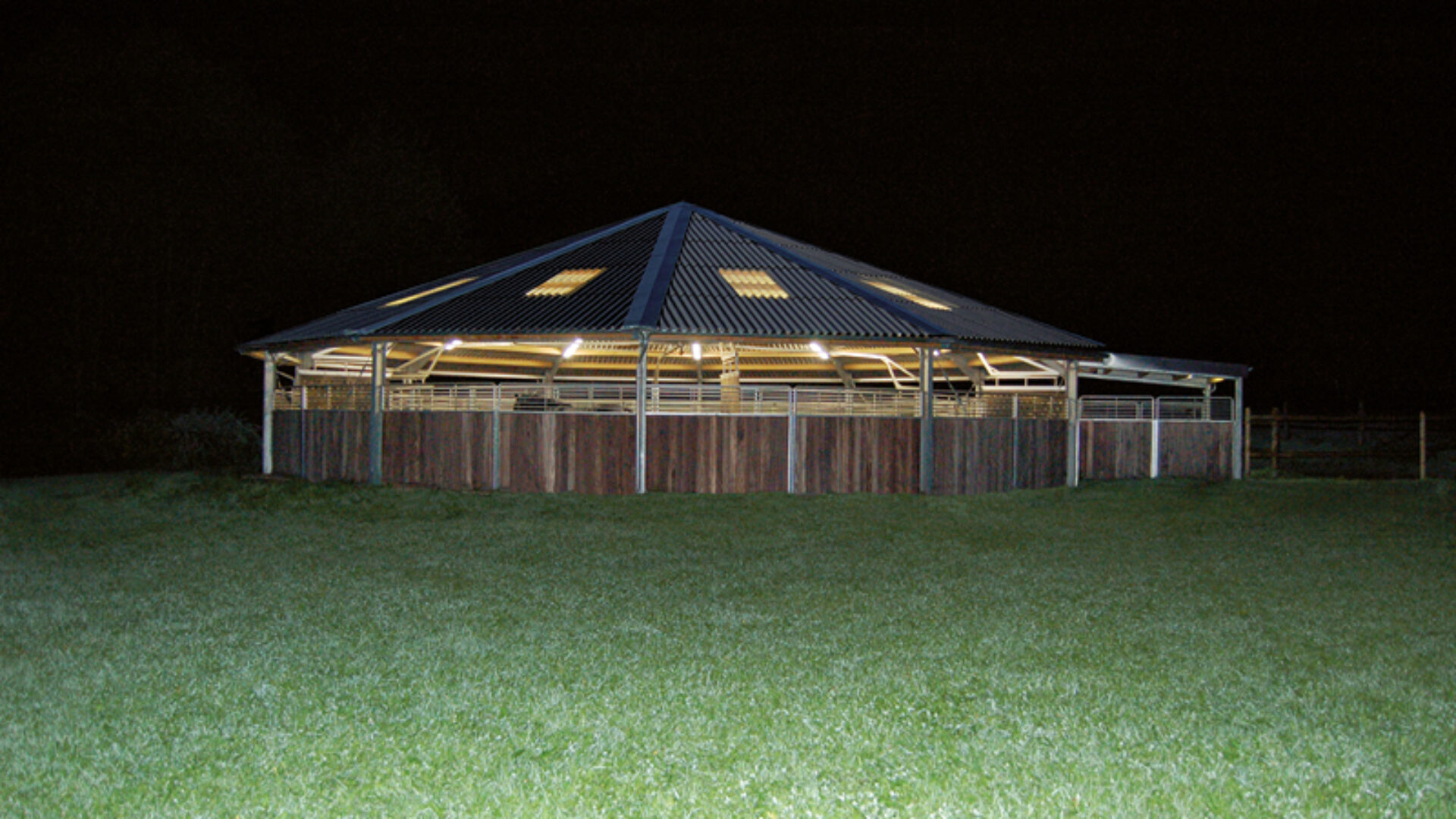 Longierhalle und Führmaschine am Hebborner Hof bei Nacht beleuchtet